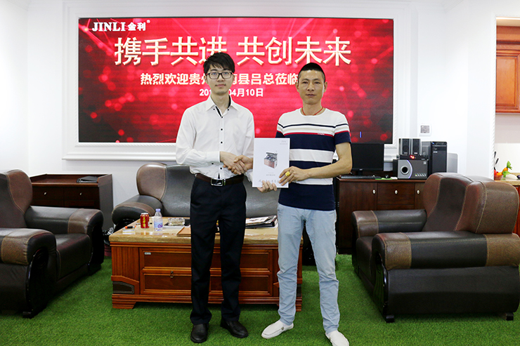 热烈祝贺贵州思南县吕总与金利集成灶签约成功，共同缔造辉煌!