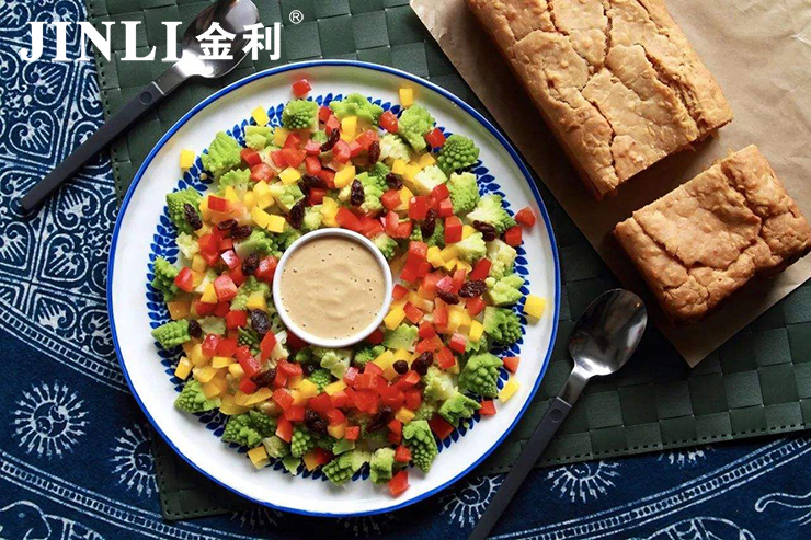 装修旺季，厨房装修选择传统油烟机还是金利集成灶？