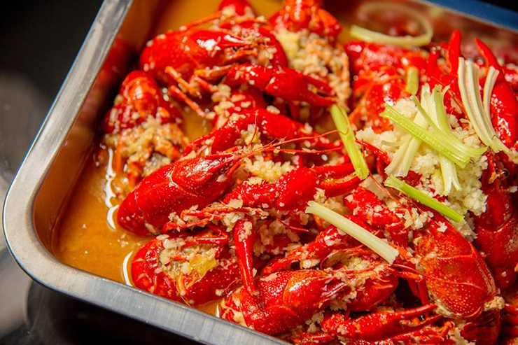 集成灶十大品牌金利：麻辣小龙虾+啤酒，承包你一整个夏天