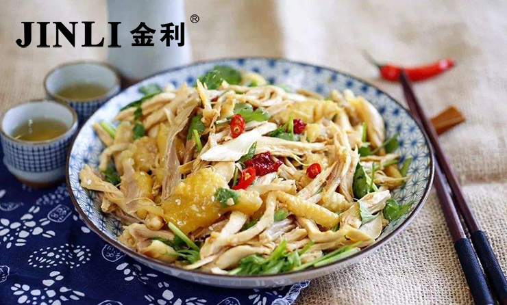 集成灶十大品牌金利：厨房洗碗槽选择单槽还是双槽？ 在房屋装修中，厨房的装修是很重要的，因为它关系到我们吃的问题；但很多同学装修完厨房，用了一个月才发现经常出现一些设计问题！下面就带大家一起来看看这些常见的问题。  厨房洗碗槽选单槽还是双槽？ 厨房的洗碗槽，分为单槽和双槽。如果你喜欢东西分开洗的话，选择双槽会比较好，因为两边可以同时一起洗不同的东西，这样可以节省一点时间也可以避免一些细菌的相互感染，更加的实用。  可能有的人也会认为单槽使用更加方便，还节省空间，但是双槽在处理菜品方面，会更加的健康卫生，而且一些垃圾处理器，也只有双槽也能够安装。?当然价格也是我们要考虑的一个问题，双槽的肯定会比单槽的贵一点，这个是毋庸置疑的事，不过价格也不会相差很多。?  橱柜台面没有做挡水沿 不要小看了台面前边的挡水条，它可以避免台面上的水溅到地上或者你身上，很多人装修定制台面的时候没有想到这点，做完饭地上一地的水，既难收拾，也不安全。  橱柜下方没有做橱柜踢脚板 橱柜一般都不会设置成直接接触地面，通常它都会做成悬空的设计，那么在橱柜完成以后，橱柜就是悬空的了，底下一部分露出一截。  可能就有朋友觉得难看，于是会装上一个挡板挡住，这个挡板就叫踢脚板。其实它的作用也是防止橱柜底部摩擦刮花，延长橱柜的使用寿命。我们一般常见的橱柜踢脚板，有不锈钢、板材、PVC等材质，装上后能有效的阻挡水分。  而且装上踢脚板的橱柜，跟地面的贴合度更高，基本上不留缝隙，一些蟑螂等爬虫，也无法进入橱柜内，作用还是挺大的，所以大家如果是准备安装橱柜，建议还是装上踢脚板呢。?  厨房收纳没有规划设计好 厨房的收纳问题一直是大家关心的话题，收纳规划得不好的话，每次做晚饭厨房就跟战场一样，一片狼藉。不说吃饭了，就连做饭的人心情都会变得不好。  吊柜不可少：厨房的空间本来就有限，如果增加收纳架就会显得更加拥挤，所以厨房里面吊柜可不能少，时间长了就会知道吊柜的重要性了，可以把厨房里面的杂物放在吊柜里面。  以上四点，在厨房装修的时候都很容易被大家忽略！所以有装修需求的小伙伴一定要好好收藏这篇文章啦！