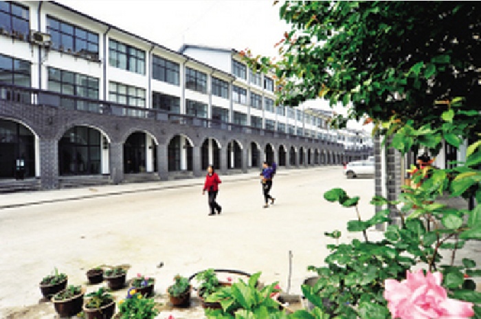 金利集成灶息烽县总代理正式签约，图为息烽县著名的辣子鸡一条街