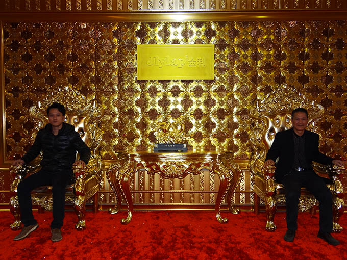 福建漳州林总父子加入金利集成灶在总公司合影