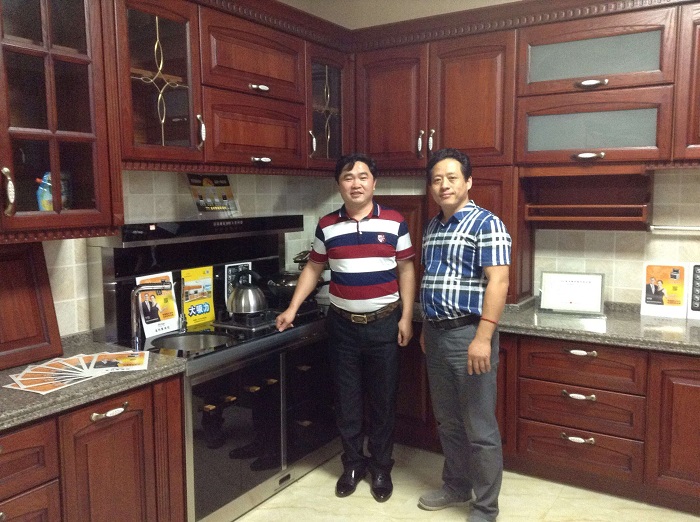 金利集成灶董事长与代理商合影