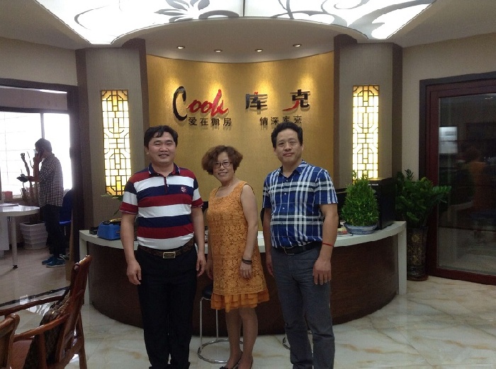 金利集成灶周总与经销商夫妇合影