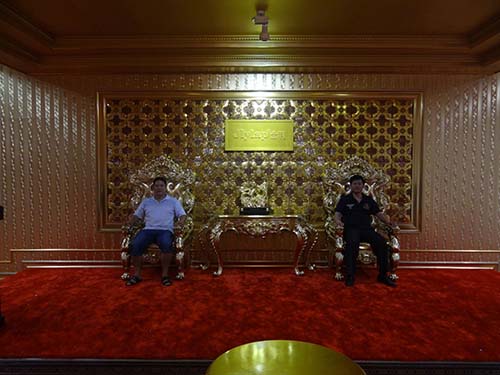 金利集成灶签约商与公司领导合影