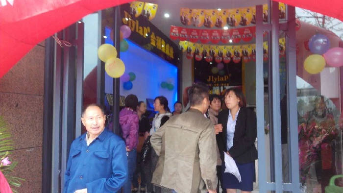 金利集成灶宜宾旗舰店开业众多消费者画面