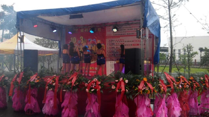 金利集成灶宜宾旗舰店开业庆典进行中