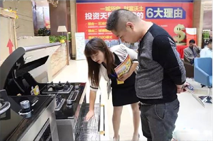 金利集成灶湖北襄阳天贸城开业现场导购为顾客讲解产品