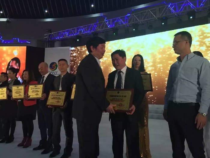 金利集成灶获奖颁奖给董事长周瑜池先生