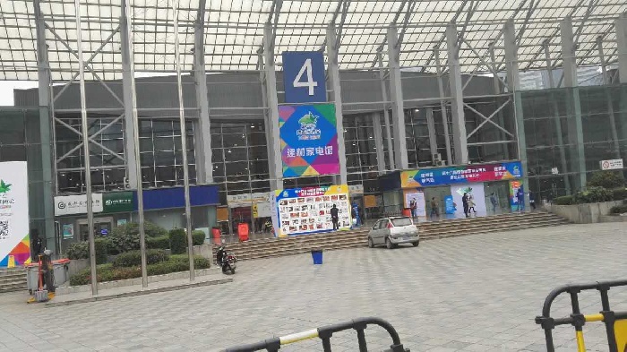 成都家博会的外景大气壮观金利集成灶产品深受围观